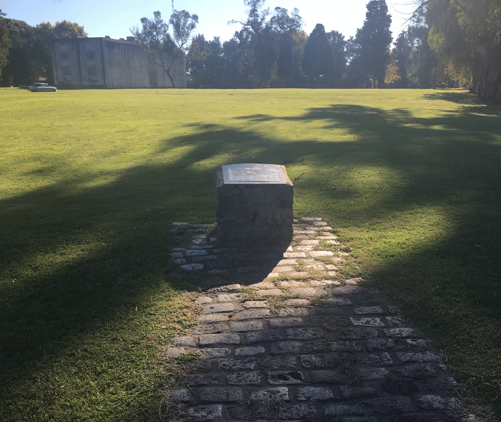 Piedra fundacional del cementerio para los veteranos de malvinas en Chacarita