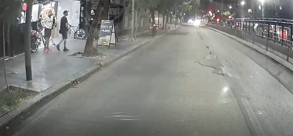 Colectivo 113 circulando de contramano en el barrio de Flores