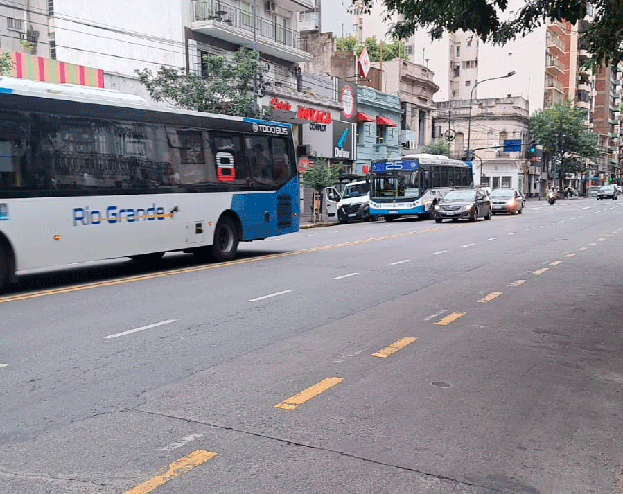 Lineas 8 y 25 funcionando en el barrio de Flores - Paro General Febrero 2026