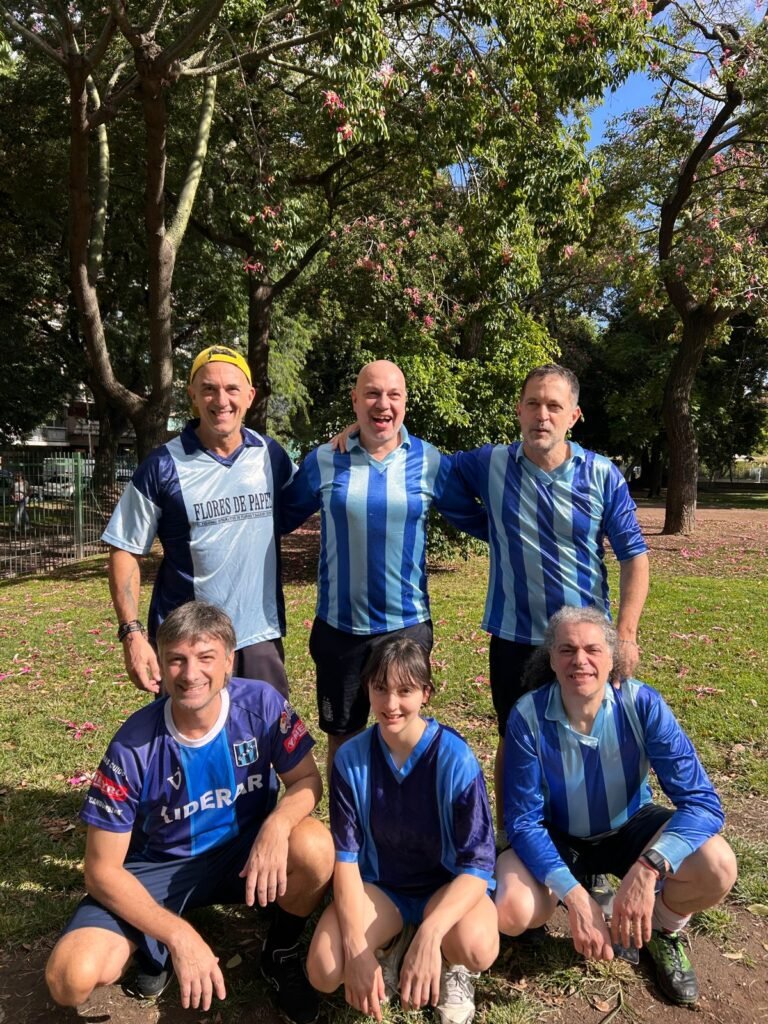 Con raíces en Flores y a 40 años de su fundación, el Club Atlético Pico festejó con un partido homenaje en Plaza Irlanda. Emoción, goles y anécdotas.