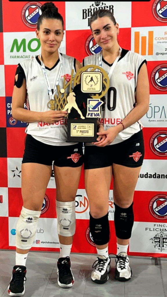 Detrás de los grandes logros deportivos, casi siempre hay años de trabajo silencioso en los clubes de barrio. El Club Echagüe, de Portela y boulevard Bilbao, es hoy un referente en la formación de jugadoras de vóley, un proyecto impulsado por la coordinadora Patricia Ombroni, quien con su experiencia de Selección logró transmitir la pasión a sus cuatro hijas.