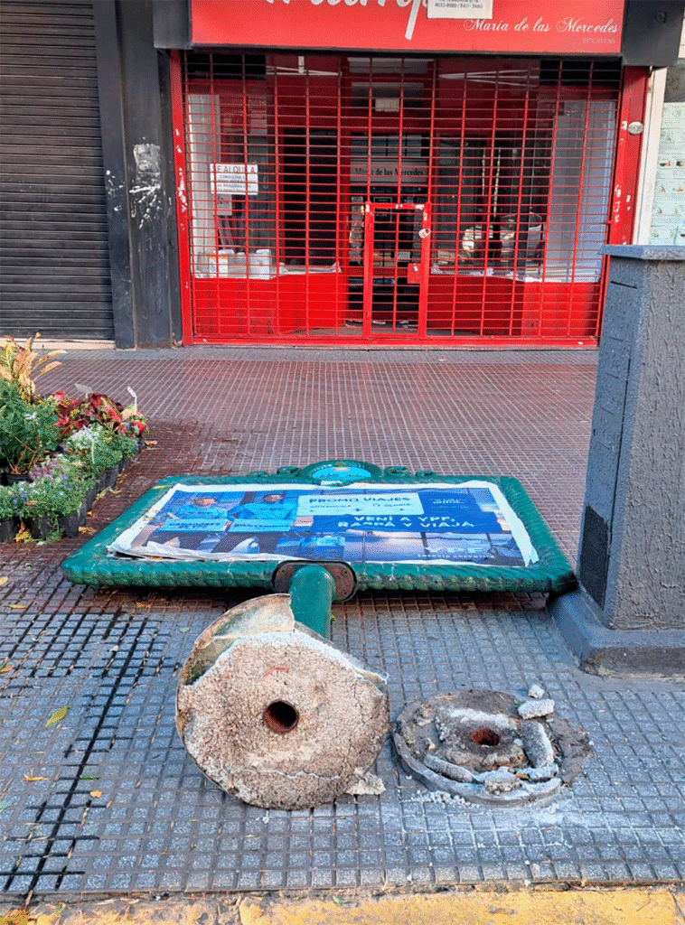 Las fuertes ráfagas de las últimas horas terminaron de derribar una de las clásicas pantallas verdes en el centro de Flores. El incidente pone el foco en la falta de evaluación estructural y el exceso de peso del mobiliario urbano frente a las inclemencias del tiempo.