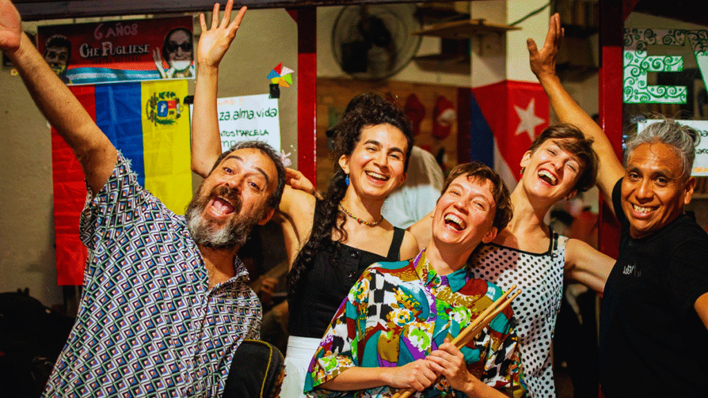 Este sábado 2 de mayo, el espacio de Morón 2538 abrirá sus puertas para una jornada autogestiva y comunitaria. El evento reunirá a más de 50 emprendimientos y ofrecerá música en vivo, arte mural, gastronomía y un espacio de juego para los más chicos.