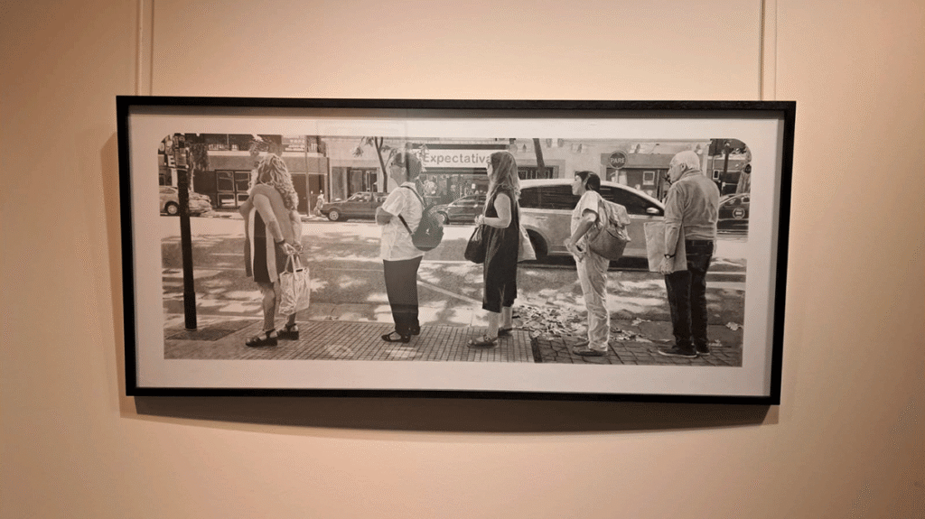 El artista y docente del Museo Barrio de Flores presenta 15 obras en la Galería Alejandro Bustillo del Banco Nación. Una muestra sobre la rutina y el tiempo de espera.