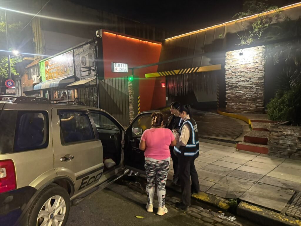 Tras las reiteradas denuncias vecinales por la situación en la zona, la Policía de la Ciudad desplegó el viernes por la noche un operativo de saturación en Flores enfocado en la oferta de sexo y el narcomenudeo.