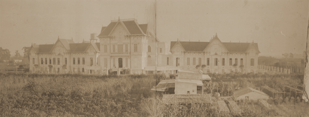 Un recorrido histórico por los orígenes de las dos instituciones de salud más importantes de nuestro barrio: el Hospital Dr. Teodoro Álvarez y el Hospital Parmenio Piñero. Desde la trágica epidemia de fiebre amarilla de 1871 hasta los legados solidarios y vecinales que permitieron la construcción de estos centros médicos fundamentales para la comunidad de Flores.