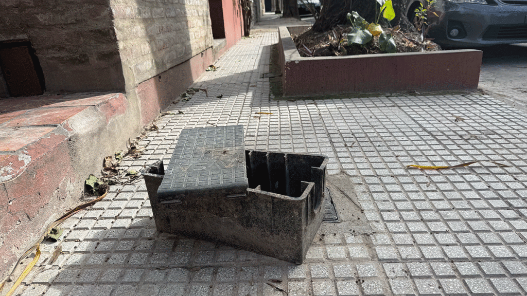 AySA acelera la instalación de medidores en Flores con la contratista APCO Construcciones, sin previo aviso a los vecinos.