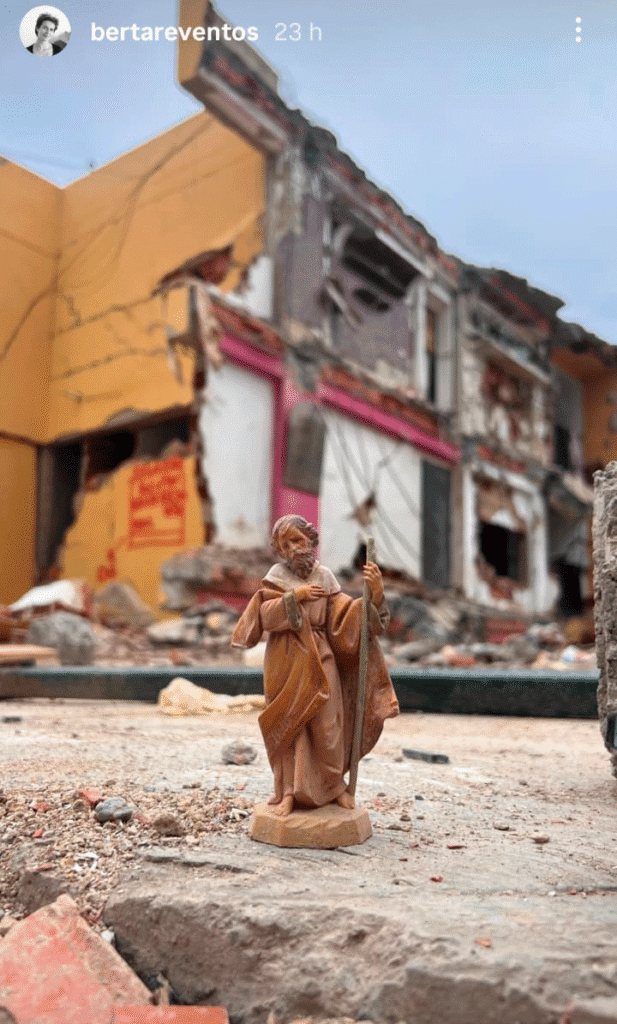 Estatua de San José intacta entre los escombros de una casa derrumbada por el terremoto en Venezuela