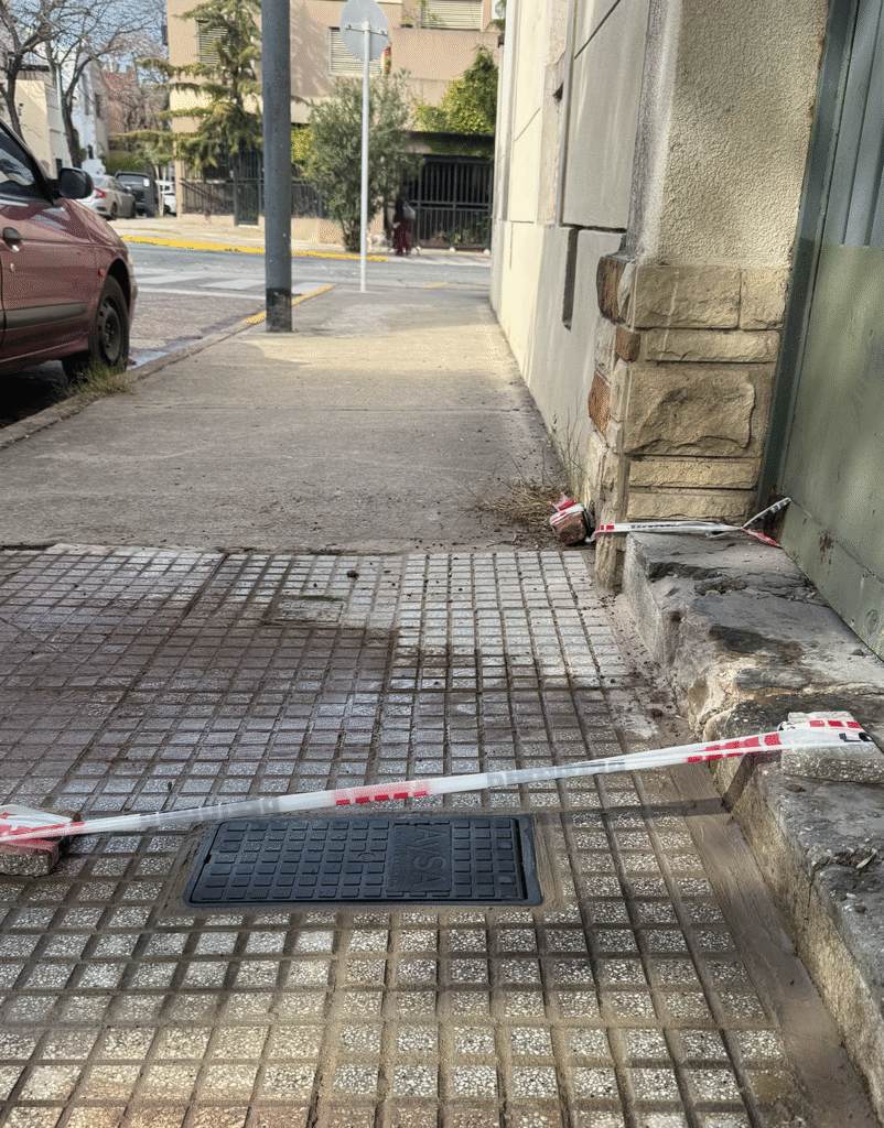 AySA acelera la instalación de medidores en Flores con la contratista APCO Construcciones, sin previo aviso a los vecinos.