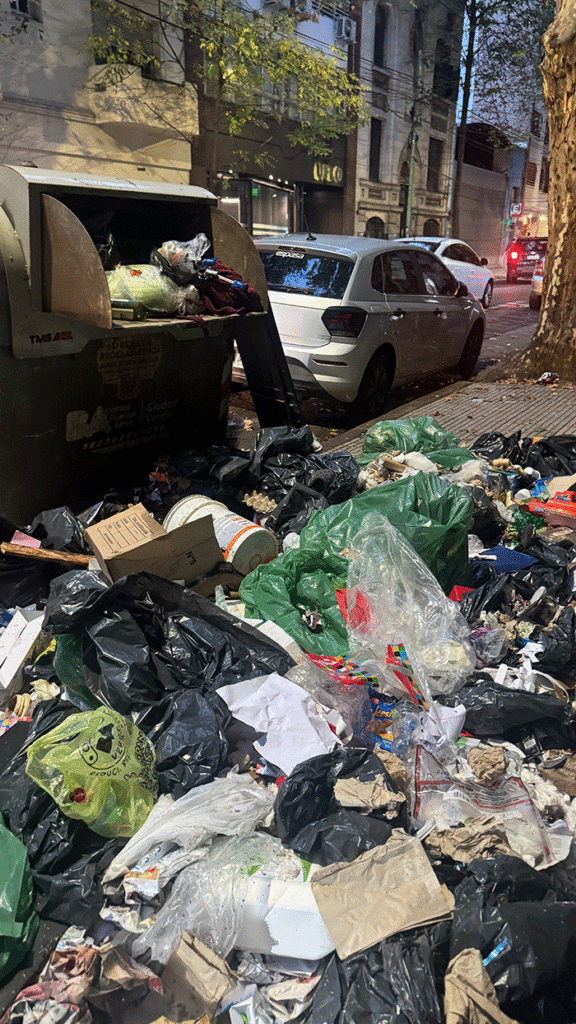 Multiplican los controles por la basura en Flores, pero el camión sigue sin pasar antes del amanecer del día siguiente.