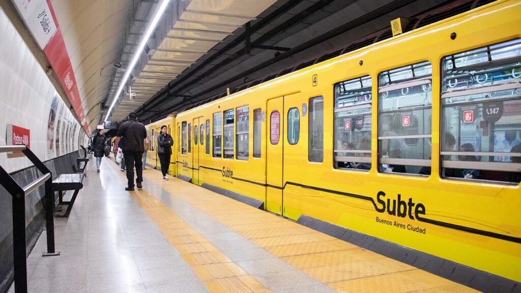 La Ciudad simplifica el trámite del subte gratis para jubilados: ahora alcanza con presentar el DNI en la comuna.