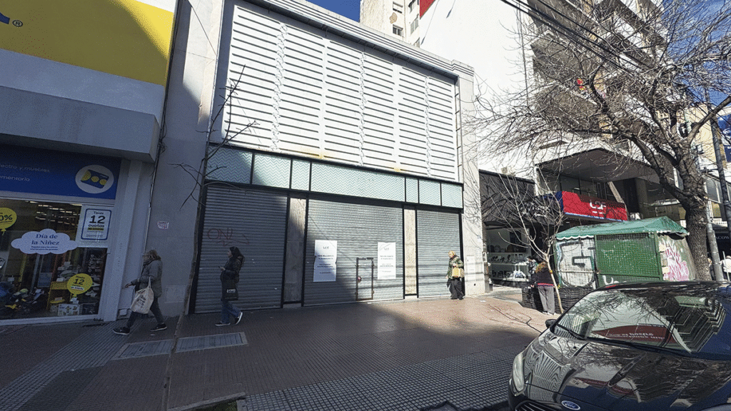 Locales cerrados, vacancia en alza y menos consumo: así está hoy la avenida Rivadavia, el termómetro comercial de Flores.