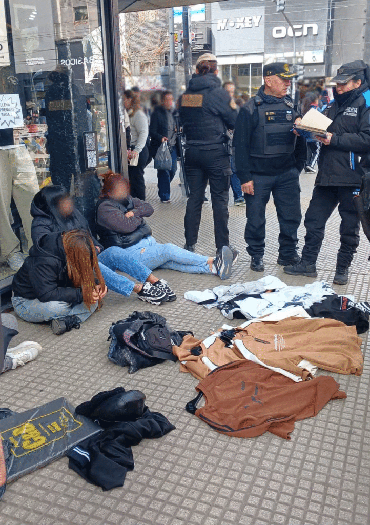 Cinco personas fueron detenidas en Flores por robar mercadería en locales de avenida Avellaneda bajo la modalidad mechero.