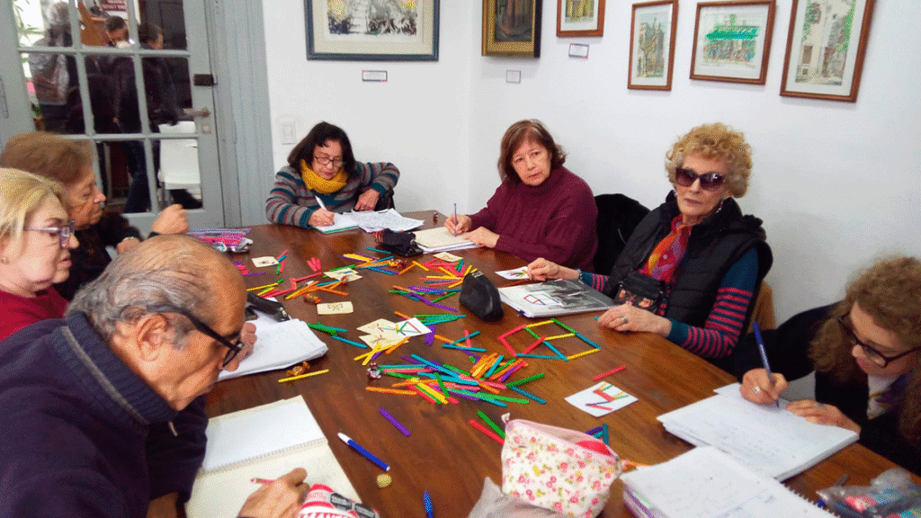 Talleres de teatro, lectura, memoria y pintura en el Museo del Barrio de Flores que, con el tiempo, arman grupos de amigos entre vecinos.