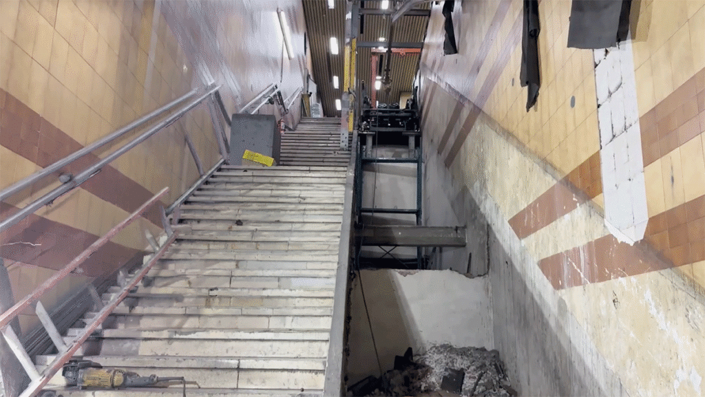 Tras años de reclamos, la estación Varela de la Línea E ya cuenta con su escalera mecánica renovada.