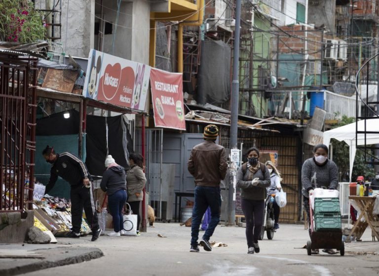 Sin escrituras, en efectivo y con valores que oscilan entre los 10.000 y 15.000 dólares. Radiografía de un mercado inmobiliario paralelo que crece al margen de la legalidad en el límite sur de Flores y se consolida con el 70% de sus viviendas ya construidas en material.