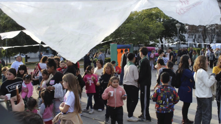 Se realizó la actividad “Flores tiene memoria”. La idea de la misma fue colocar una baldosa por las personas que fueron detenidas y desaparecidas por el Golpe de Estado que ocurrió de 1976 – 1983.