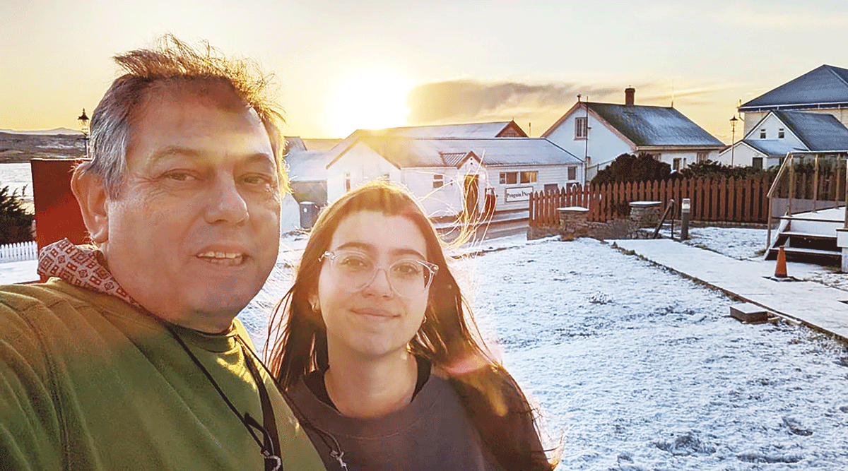 Nuestro héroe y vecino Fabián Volonté regresó por primera vez a las islas. "Siempre quise volver para cerrar una puerta. Cuando llegué a los 60 pensé que ya no valía la pena. Pero hubo algo que me motivó: vinimos a traer a Aurelia y a buscar las marcas que dejamos acá".