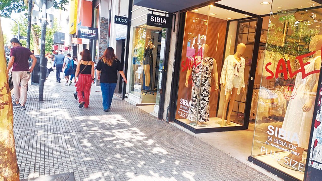 Era el refugio de los precios bajos pero ahora los comerciantes de la zona enfrentan caída en las ventas (menos viajes del interior y baja en el consumo), locales vacíos y competencia importada de plataformas digitales (Shein, Temu y Mercado Libre).