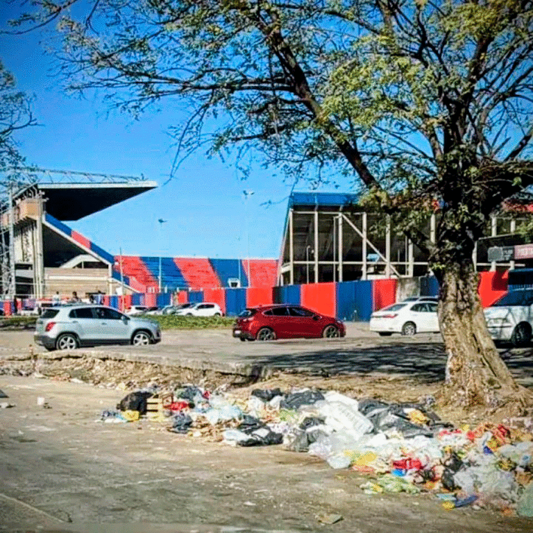 Basura en el piso en las cercanias del estadio de San Lorenzo en la Comuna 7