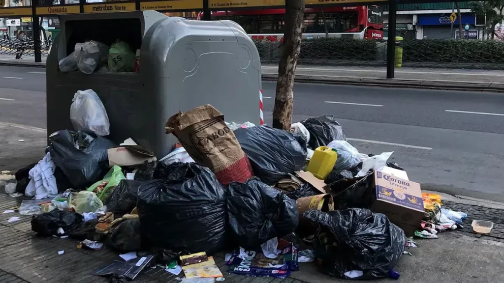 El Gobierno porteño confirmó que no habrá servicio de recolección de residuos durante la tarde y noche de este miércoles. La medida rige hasta mañana jueves por el paro general.