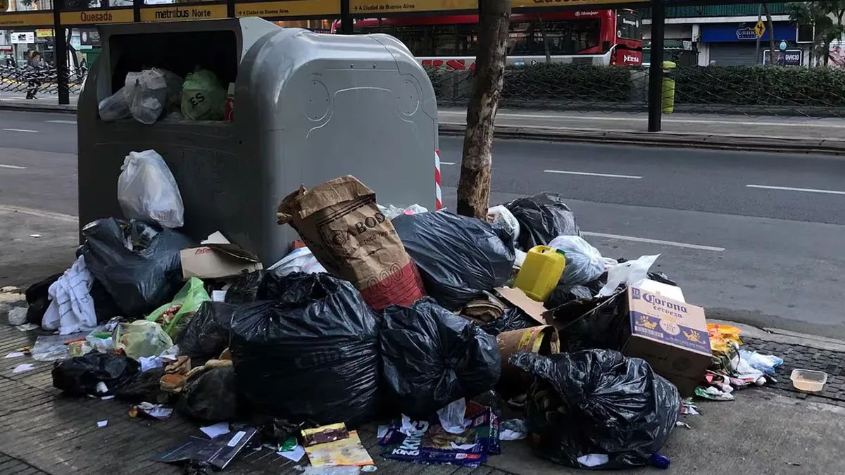 El Gobierno porteño confirmó que no habrá servicio de recolección de residuos durante la tarde y noche de este miércoles. La medida rige hasta mañana jueves por el paro general.