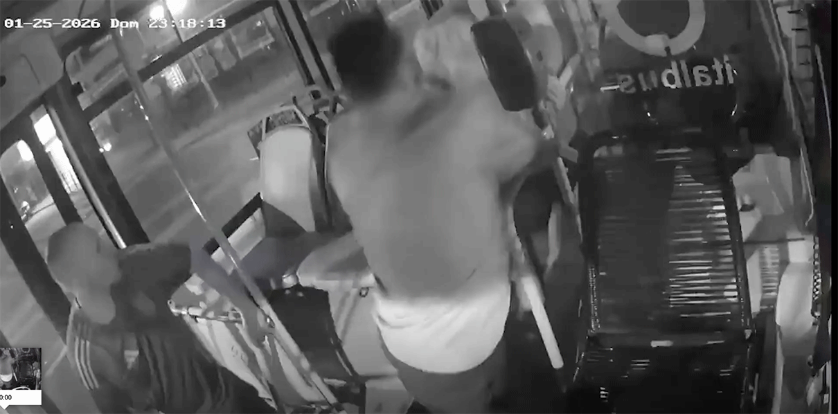 Chofer linea 113 peleando con pasajero en el barrio de Flores