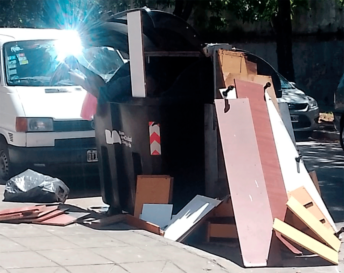 Vecinos de Flores denuncian el estado deplorable de los contenedores en Rivera Indarte y Castañares. Basura en la vereda y muebles arrojados de forma ilegal.