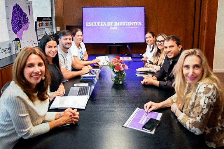 Dado el pobre o nulo nivel de gestión territorial en la Ciudad de Buenos Aires, el armado de Javier Milei busca capacitar a sus futuros candidatos. El enojo interno con los actuales comuneros y la estrategia de Karina Milei para 2027.