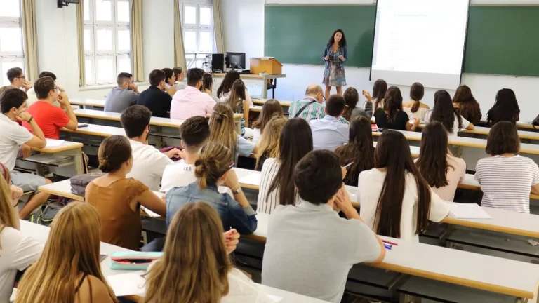 El Ministerio de Educación de la Ciudad actualizó el reglamento para colegios públicos y privados. El límite anual baja a 20 faltas y se eliminan las justificaciones discrecionales por vacaciones fuera de temporada. Quien pierda la regularidad deberá recuperar contenidos en invierno o verano.