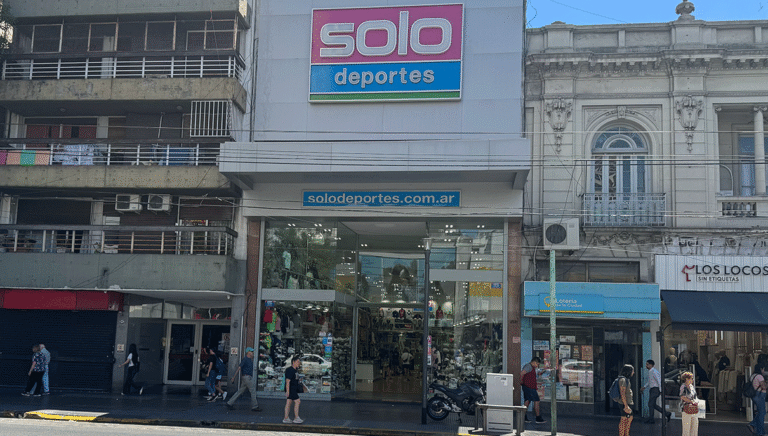 asta caminar por Rivadavia para notar el patrón: veredas nuevas, vidrieras inmensas y planteras tapadas. Mientras los vecinos reclaman más verde, los grandes comercios parecen librar una batalla silenciosa contra la sombra. ¿Casualidad o estrategia de marketing?
