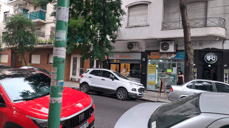 Locales abiertos en el barrio de Flores - Paro General de Febrero 2026