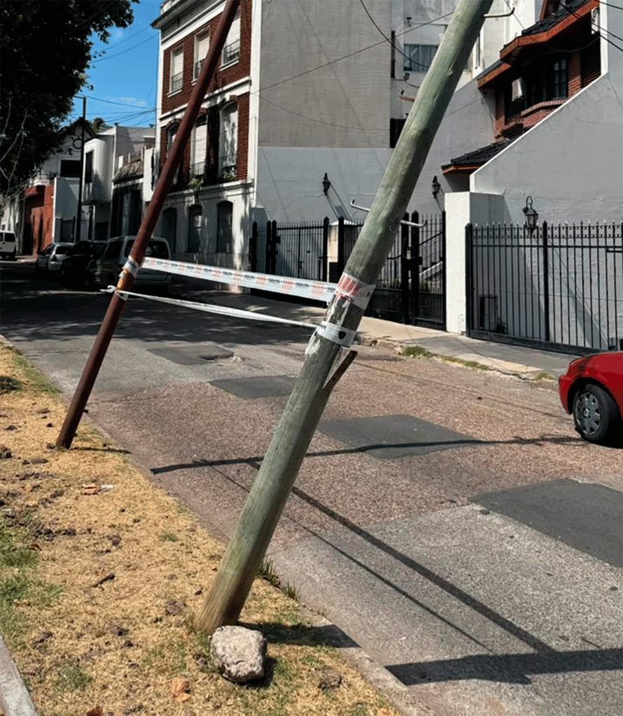 Poste de Madera en la calle Italia