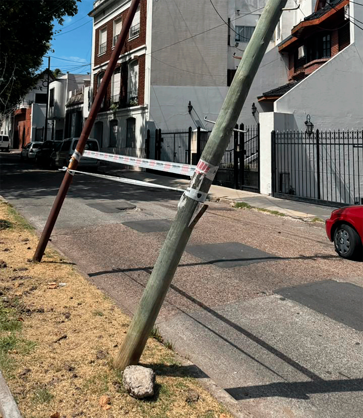 Poste de Madera en la calle Italia