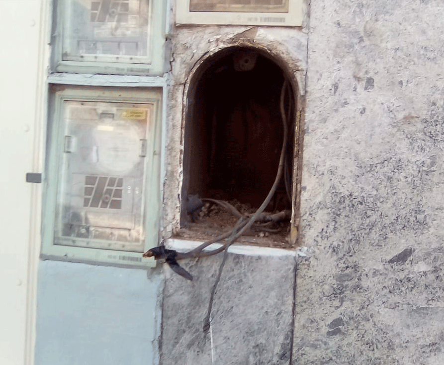 Robaron el medidor de electricidad en Lautaro y Balbastro - barrio de Flores