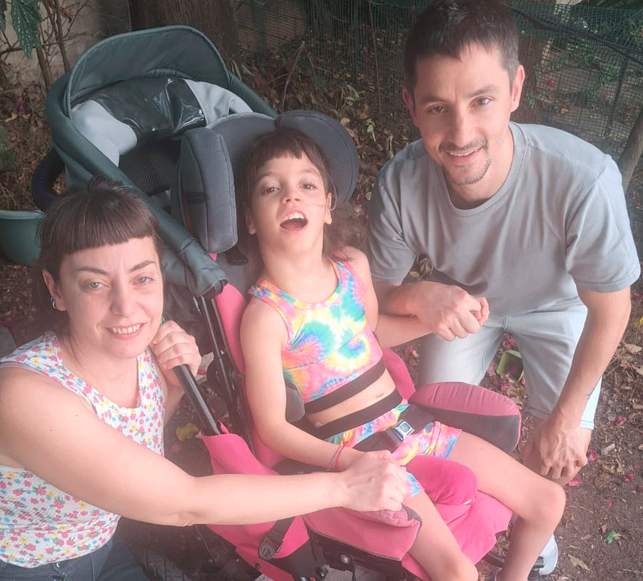 Isabel tiene 9 años y parálisis cerebral. Fue aceptada para realizar un protocolo médico en Monterrey, México, que busca estimular la regeneración neuronal. Sus papás, Lucía (docente) y Sergio (acompañante terapéutico), lanzaron una campaña urgente para juntar los 35.000 dólares que cuesta el viaje y la terapia.