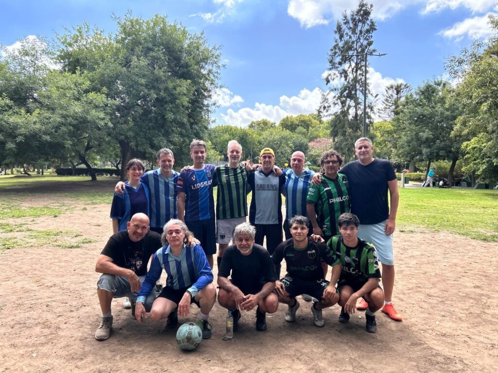 Con raíces en Flores y a 40 años de su fundación, el Club Atlético Pico festejó con un partido homenaje en Plaza Irlanda. Emoción, goles y anécdotas.