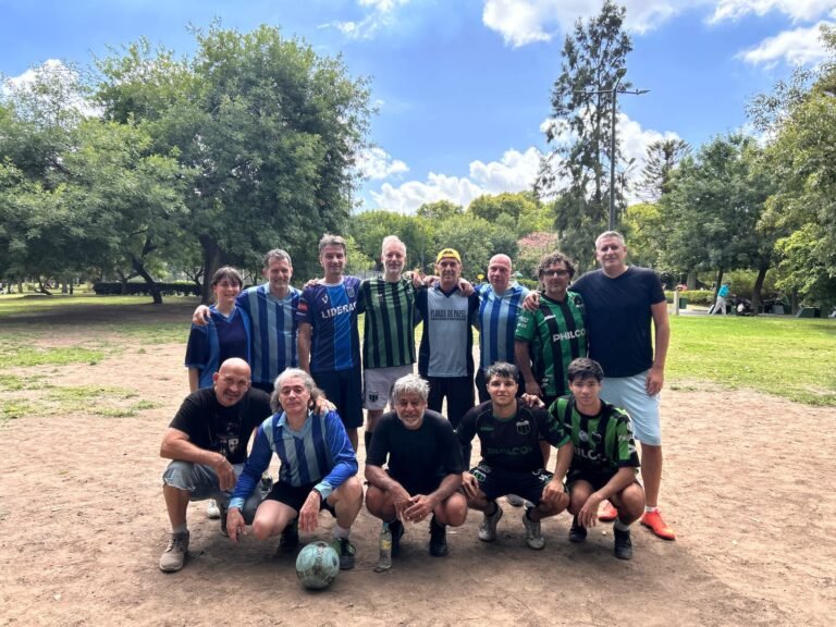 Con raíces en Flores y a 40 años de su fundación, el Club Atlético Pico festejó con un partido homenaje en Plaza Irlanda. Emoción, goles y anécdotas.