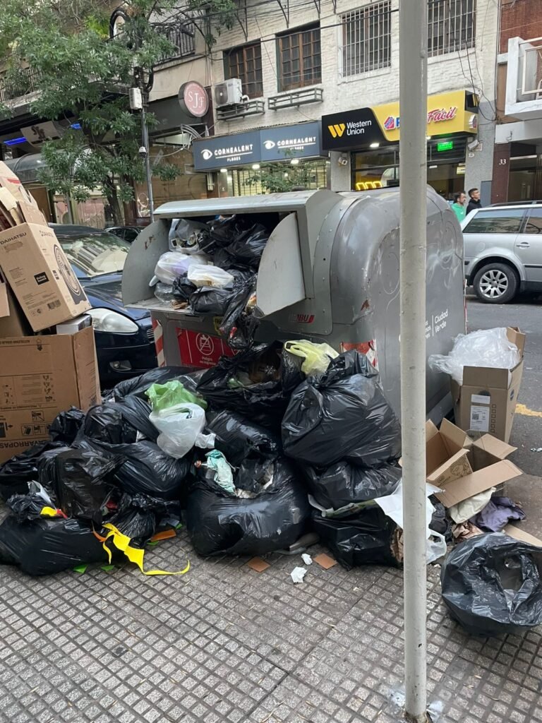 Vecinos de Flores denuncian el colapso diario de basura en Membrillar entre Falcón y Rivadavia. Reclaman la instalación urgente de contenedores.