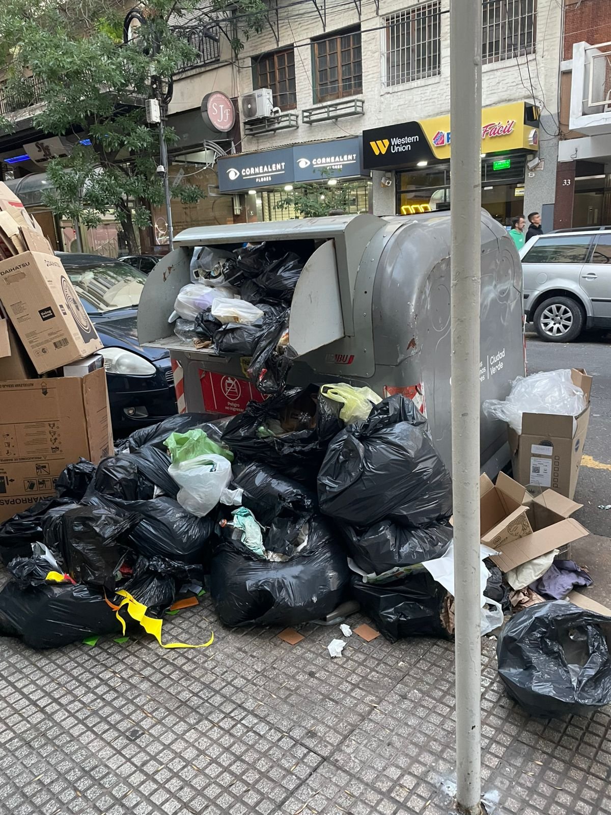 Vecinos de Flores denuncian el colapso diario de basura en Membrillar entre Falcón y Rivadavia. Reclaman la instalación urgente de contenedores.