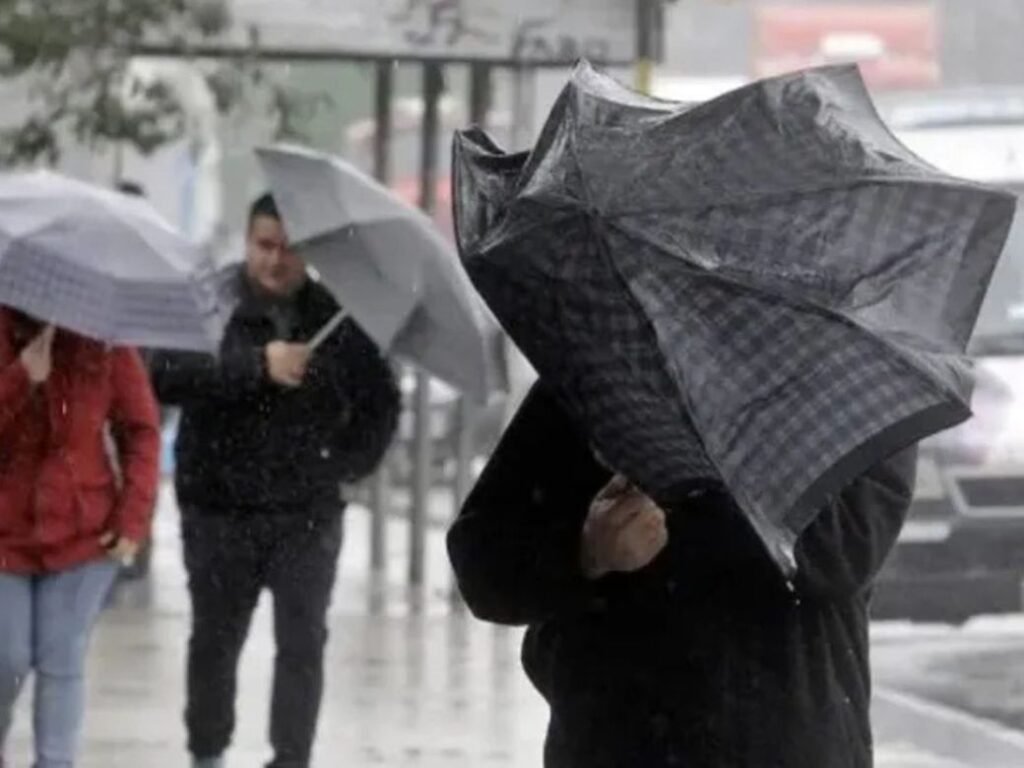 El Servicio Meteorológico advierte por lluvias abundantes, actividad eléctrica y posible granizo para este domingo. La clave en los barrios: asegurar elementos en balcones y no tapar los sumideros con residuos.