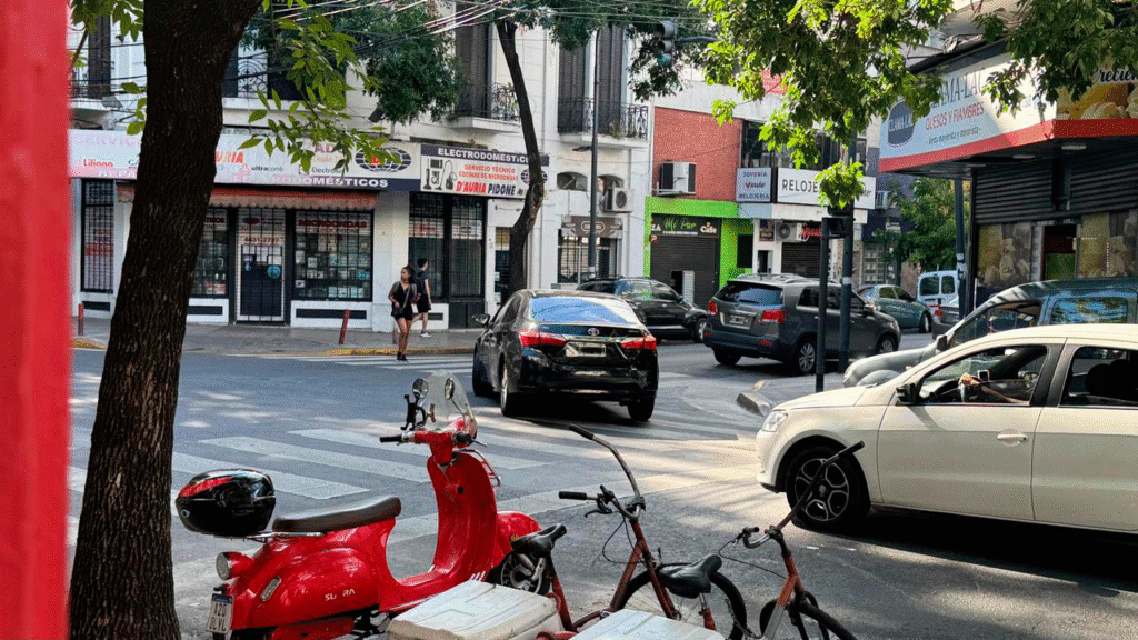 Te tapan el garaje, bloquean la rampa o estacionan en doble fila y la grúa nunca llega. Ahora, a través de la plataforma BA Colaborativa, los vecinos pueden enviar las fotos y lograr que la Ciudad emita la infracción. Conocé la letra chica y el paso a paso para que tu denuncia no sea rebotada.