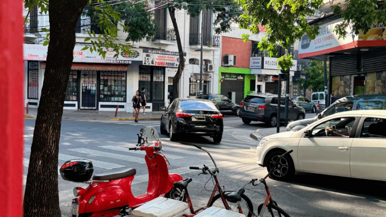 Te tapan el garaje, bloquean la rampa o estacionan en doble fila y la grúa nunca llega. Ahora, a través de la plataforma BA Colaborativa, los vecinos pueden enviar las fotos y lograr que la Ciudad emita la infracción. Conocé la letra chica y el paso a paso para que tu denuncia no sea rebotada.