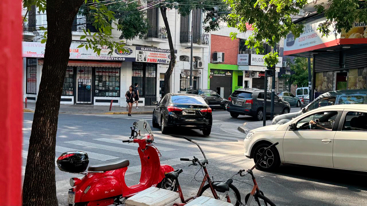 Te tapan el garaje, bloquean la rampa o estacionan en doble fila y la grúa nunca llega. Ahora, a través de la plataforma BA Colaborativa, los vecinos pueden enviar las fotos y lograr que la Ciudad emita la infracción. Conocé la letra chica y el paso a paso para que tu denuncia no sea rebotada.