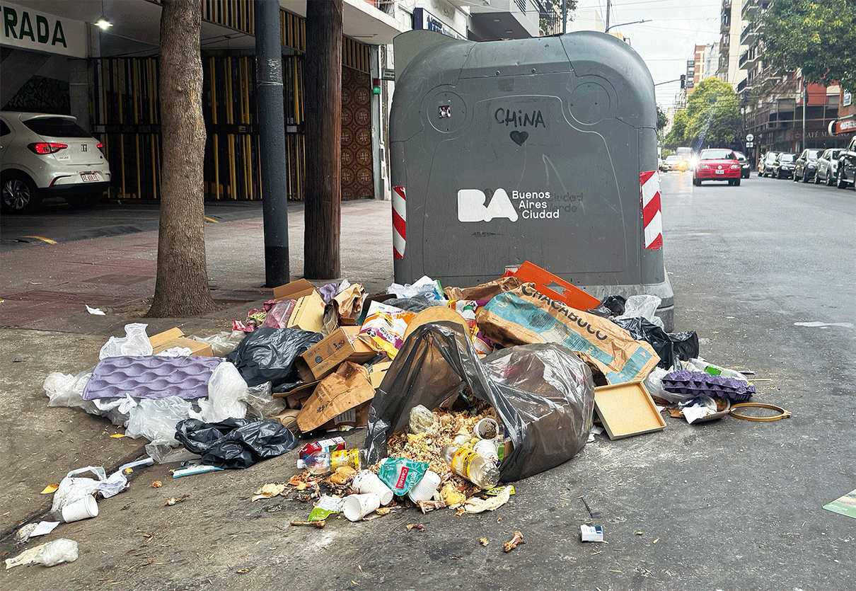 El desborde de los contenedores dejó de ser un problema de falta de educación vecinal para evidenciar una falla burocrática. Detrás de la suciedad que los frentistas esquivan cada mañana, opera un desfasaje estructural avalado por los propios contratos: una brecha de más de 12 horas entre la exigencia cívica de sacar la basura y el horario en que la empresa recolectora la retira.