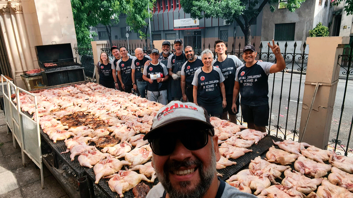 Este domingo 8 de marzo se llevó a cabo la primera edición del año 2026 del tradicional parripollo a beneficio de la Parroquia Santa Clara, ubicada en Zuviría al 2600, a pasos de la Avenida Varela. La jornada estuvo marcada por el éxito de ventas, el compromiso vecinal y el emotivo recuerdo de uno de sus fundadores.