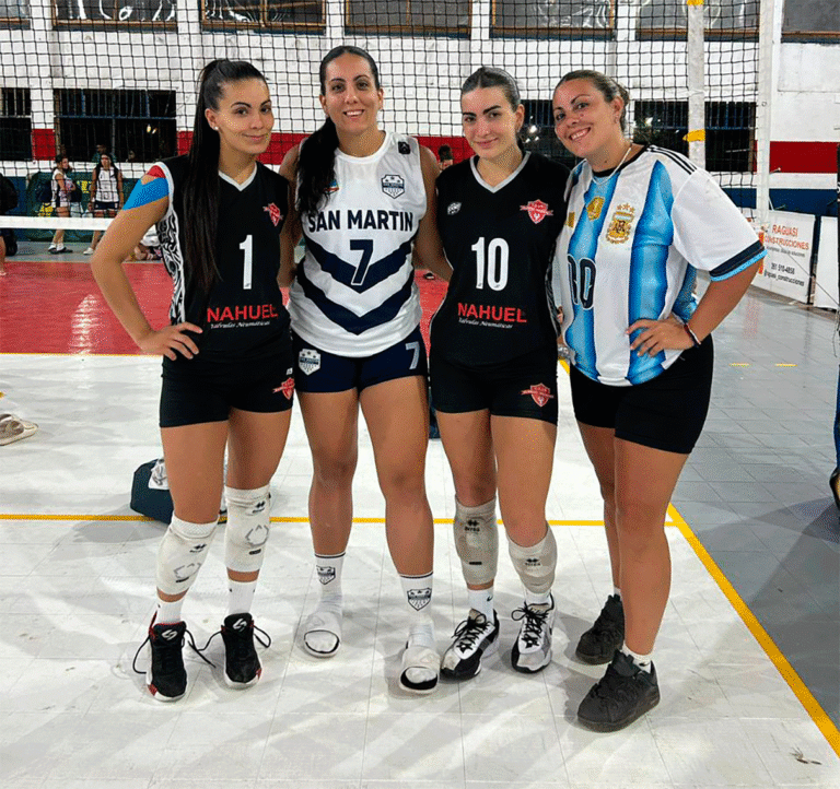 Detrás de los grandes logros deportivos, casi siempre hay años de trabajo silencioso en los clubes de barrio. El Club Echagüe, de Portela y boulevard Bilbao, es hoy un referente en la formación de jugadoras de vóley, un proyecto impulsado por la coordinadora Patricia Ombroni, quien con su experiencia de Selección logró transmitir la pasión a sus cuatro hijas.