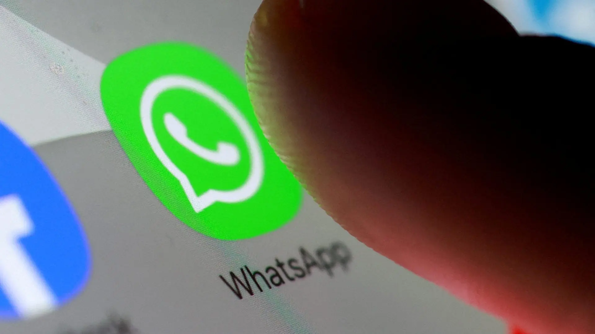 La aplicación habilitó una función que permite a los padres controlar con quién chatean sus hijos y a qué grupos entran, bloqueando la configuración con un PIN. Qué se puede monitorear y qué límites de privacidad se mantienen.