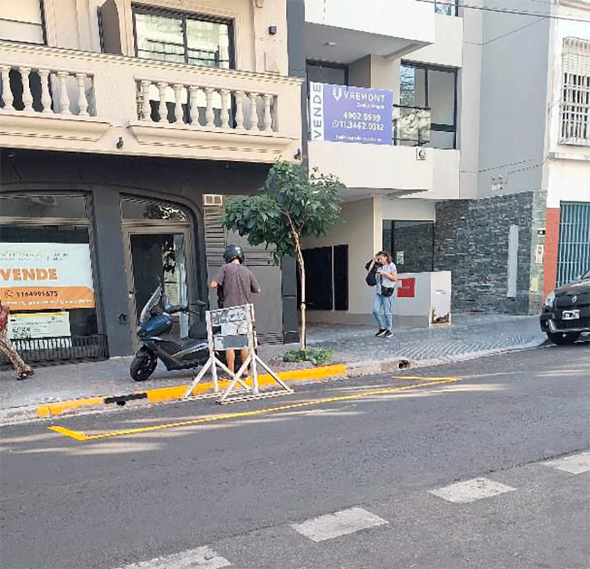 En Culpina al 300, una familia denuncia que el cartel de estacionamiento reservado para personas con discapacidad fue arrancado intencionalmente. Mientras la burocracia demora la reposición, un paciente con movilidad reducida y en tratamiento de hemodiálisis se ve obligado a caminar varias cuadras por día. Las sospechas de los vecinos vinculan el hecho a una obra lindera.