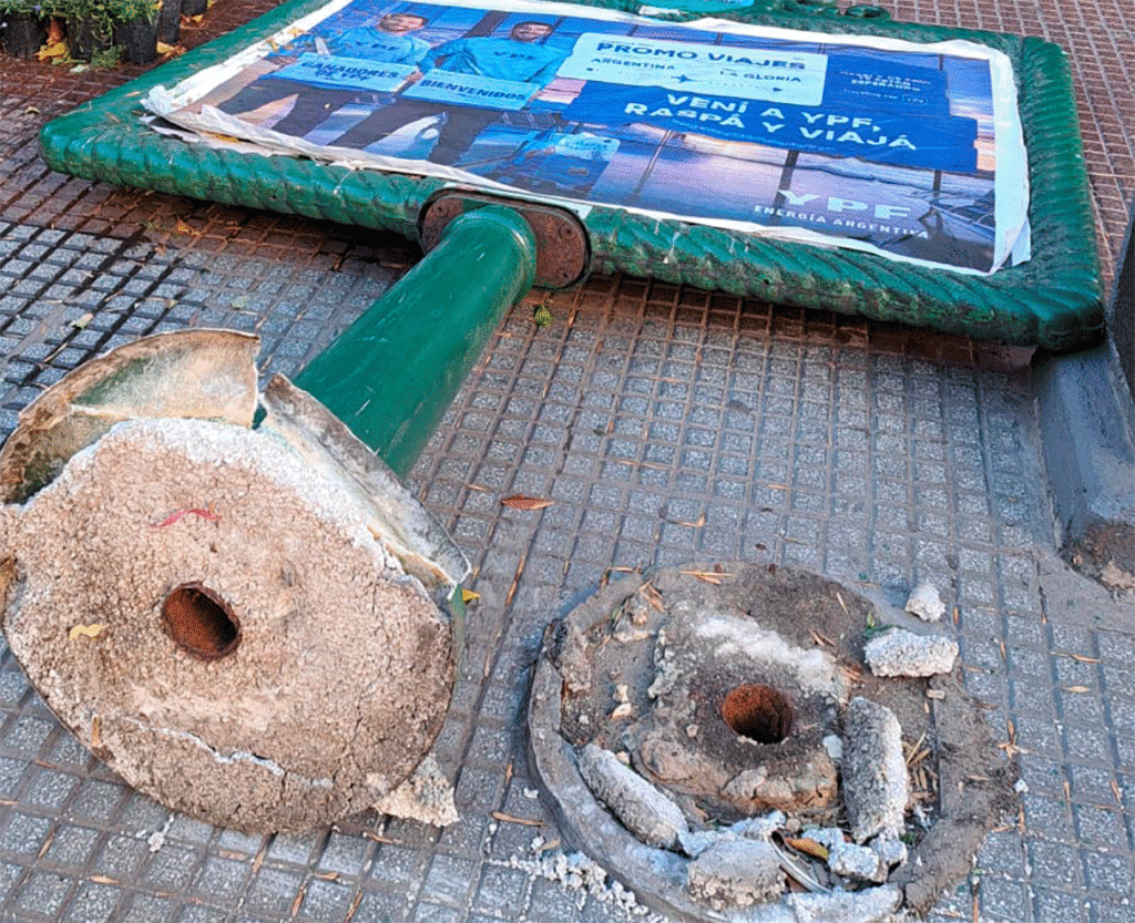 Las fuertes ráfagas de las últimas horas terminaron de derribar una de las clásicas pantallas verdes en el centro de Flores. El incidente pone el foco en la falta de evaluación estructural y el exceso de peso del mobiliario urbano frente a las inclemencias del tiempo.